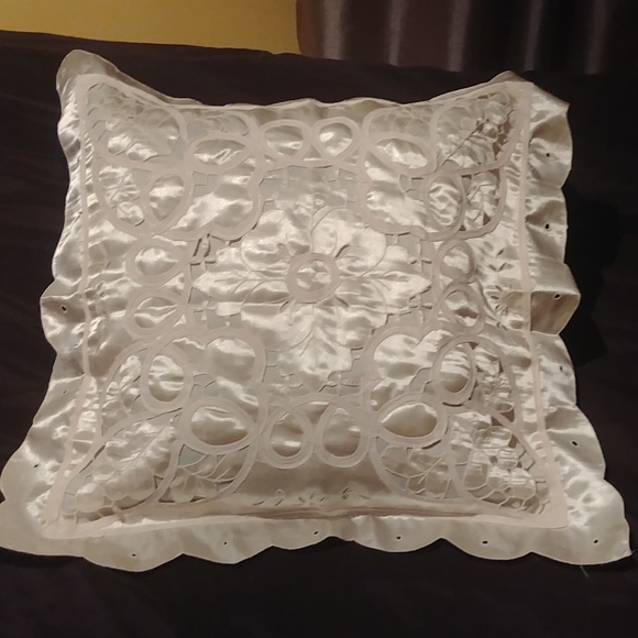 Decorative pillow - Picture 1 of 12